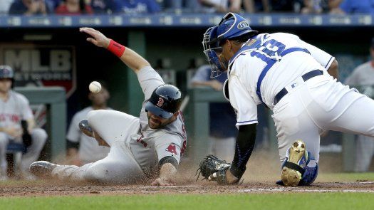 Medias Rojas arrollan 15-4 a Reales en fiesta de carreras