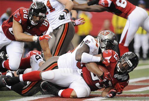 NFL: Falcons 27, Buccaneers 21; Turner anota dos veces