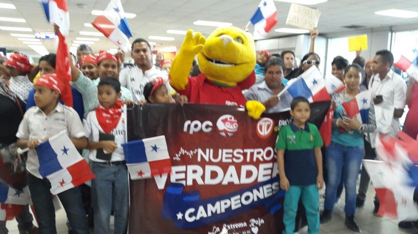 Llegada de los jugadores de Panamá tras Copa Oro