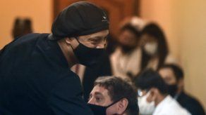 Juez concede libertad a Ronaldinho tras más de 5 meses de prisión en Paraguay