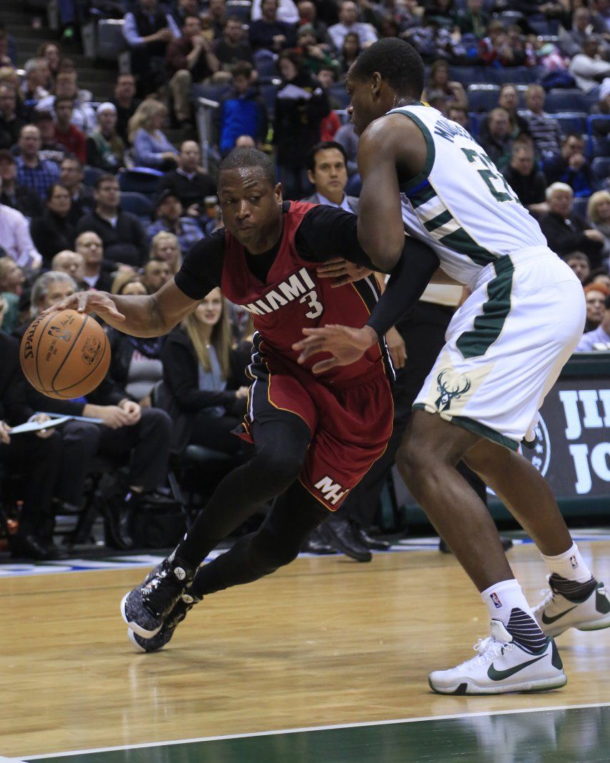 Wade anota 24 puntos, Heat supera a Bucks