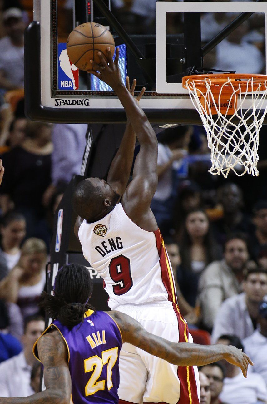Wade y Whiteside lideran a Heat en triunfo sobre Lakers