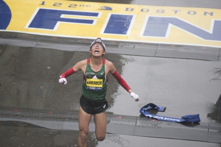 El sorprendente ganador del maratón de Boston medita dejar su trabajo de conserje