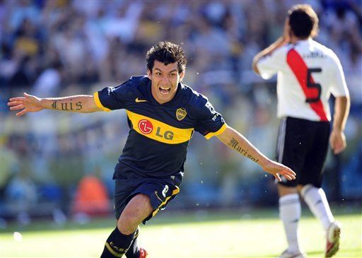 Argentina: Chileno Medel da triunfo a Boca en clásico ante River