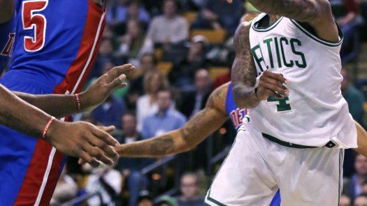 Celtics contienen reacción de Pistons, ganan 102-95