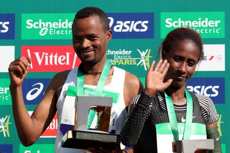 Doblete etíope en el maratón de París y polémico récord de Francia
