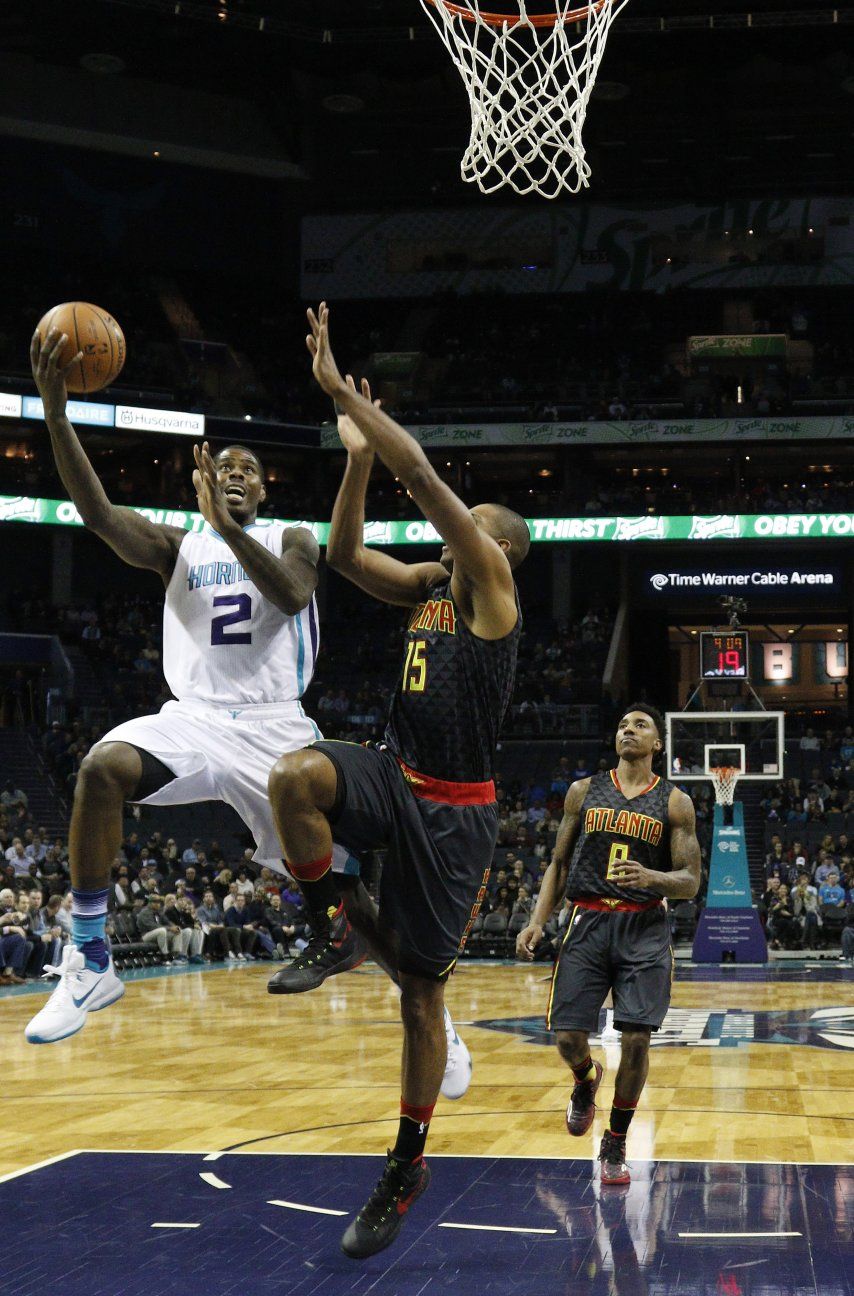 Walker anota 23 puntos y Hornets aplastan a Hawks