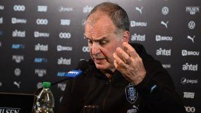 Marcelo Bielsa no descarta a Suárez y Cavani para Copa América