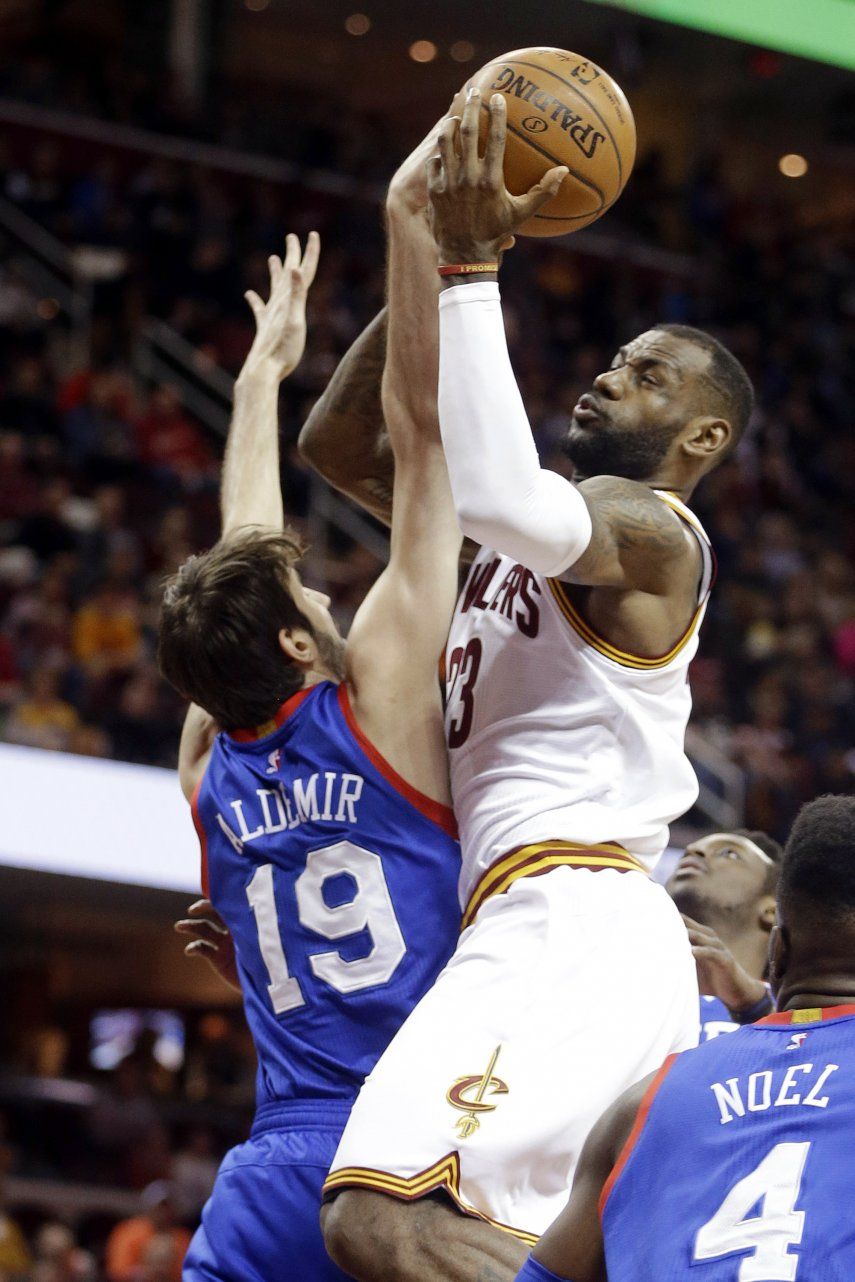 James anota 20 en reñida victoria de Cavaliers ante 76ers