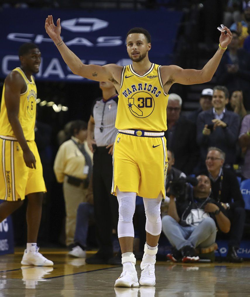 Curry brilla con 51 puntos; Warriors doblegan a Wizards