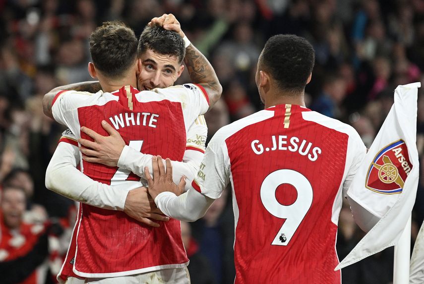 Arsenal vence al Brentford y es líder provisional