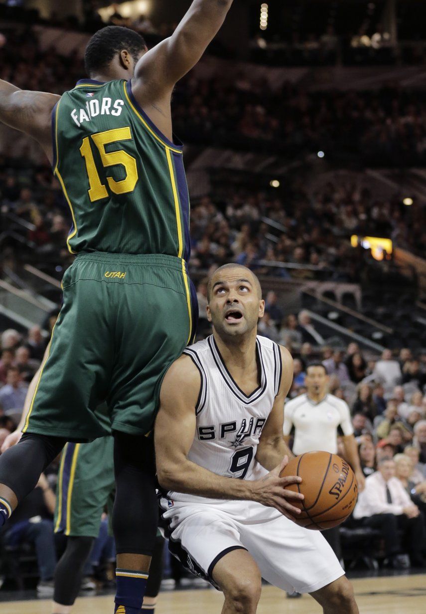 Spurs, 13-0 de local tras vencer a Utah