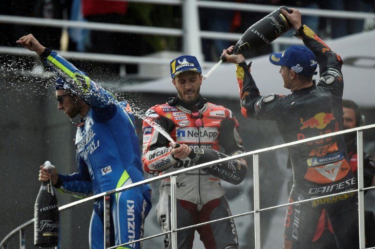 Dovizioso se impone bajo la lluvia en Valencia, Oncu hace historia