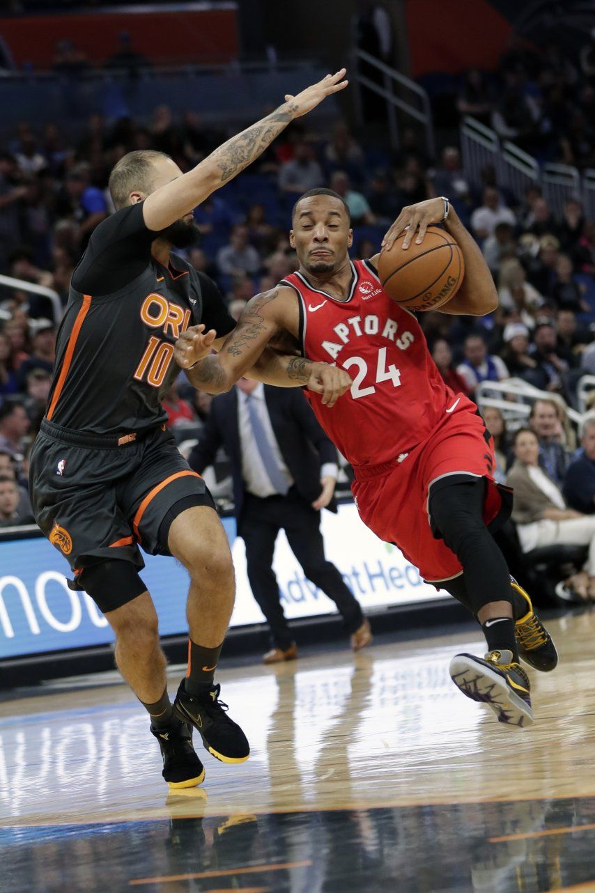 Powell conduce a Raptors a 6to triunfo en fila