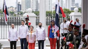 Atheyna Bylon recibió el Pabellón Nacional como abanderada del 3 de noviembre