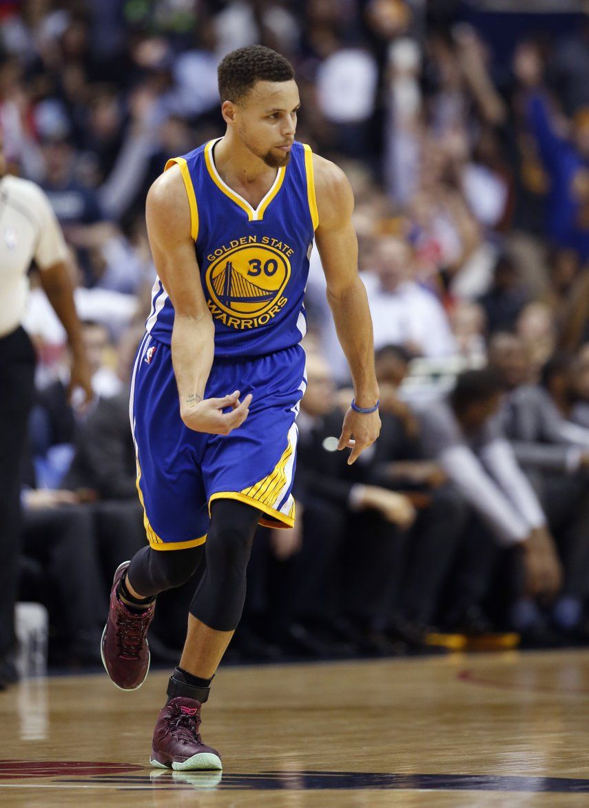 Curry guía a Warriors en su 8vo triunfo en fila
