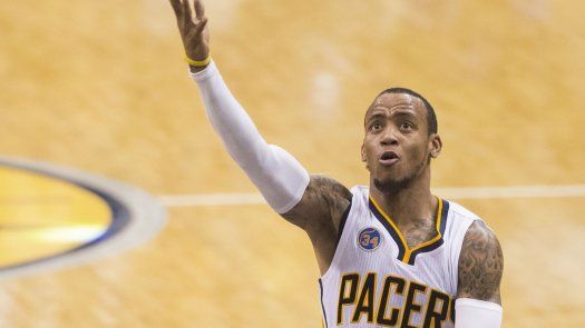 Pacers vencen a Bucks con 21 puntos de Mills