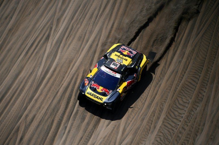 Loeb gana su tercera etapa del Dakar y toma segundo lugar en autos