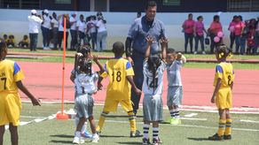 Alumnos de kínder de Colón demuestran sus habilidades en el fútbol