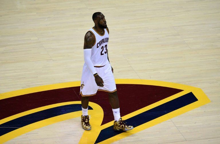 NBA: LeBron James pacta extensión de dos años con los Cavs