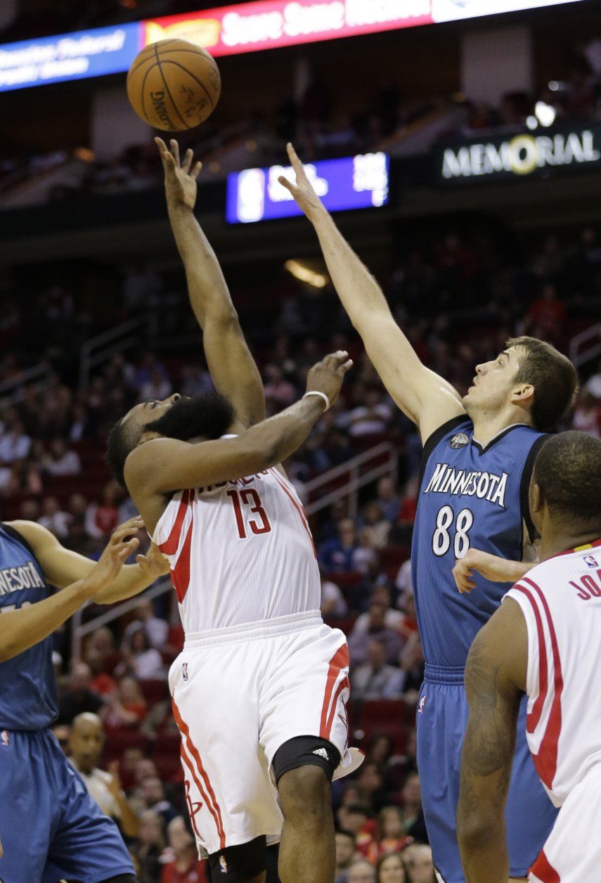 Harden anota 27 y Rockets superan a 107-104 a Timberwolves
