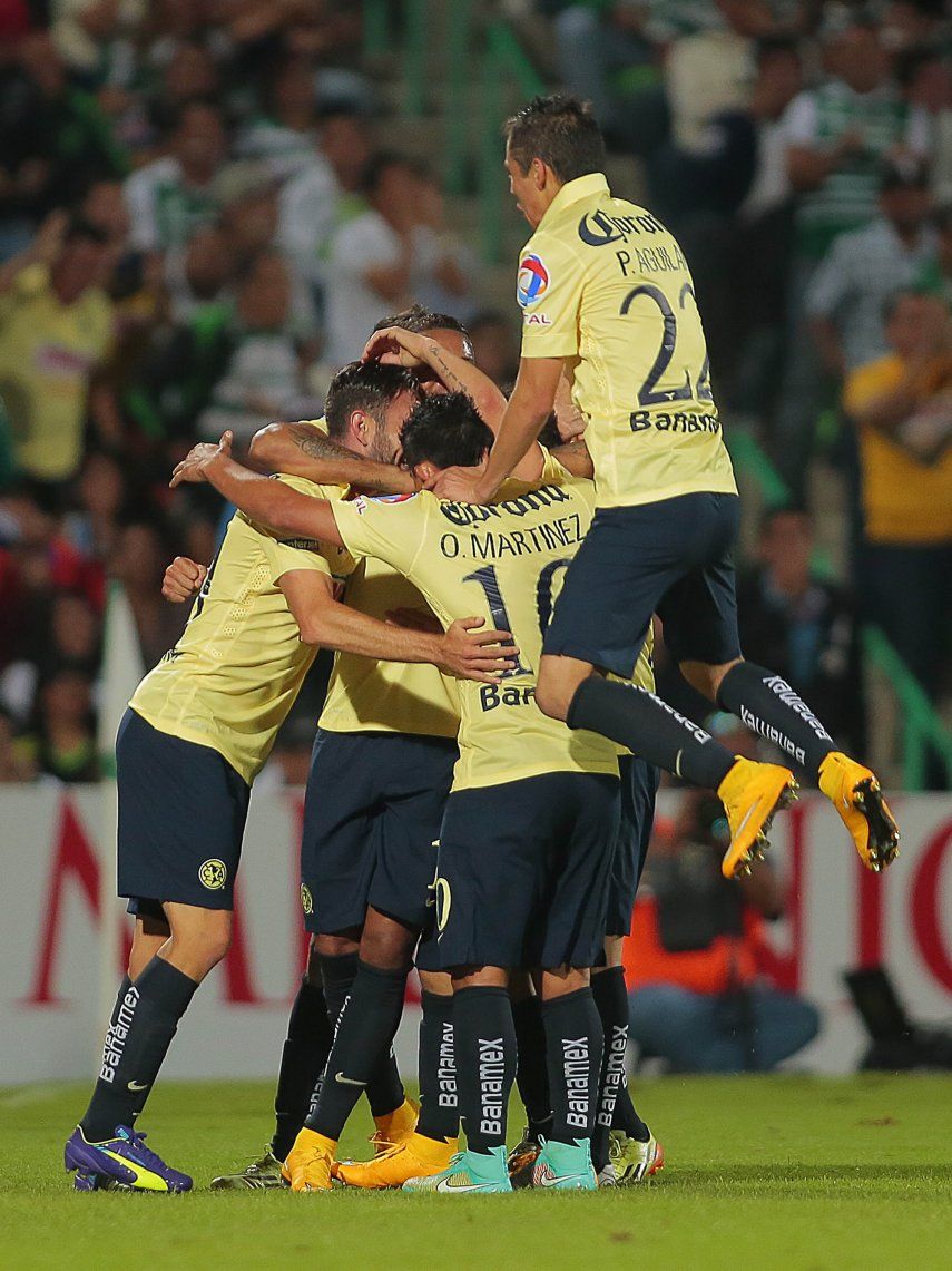 Con cuatro de Layún, América golea a Santos