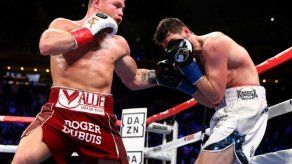 Canelo Alvarez frena a Fielding y es campeón mundial en tres divisiones