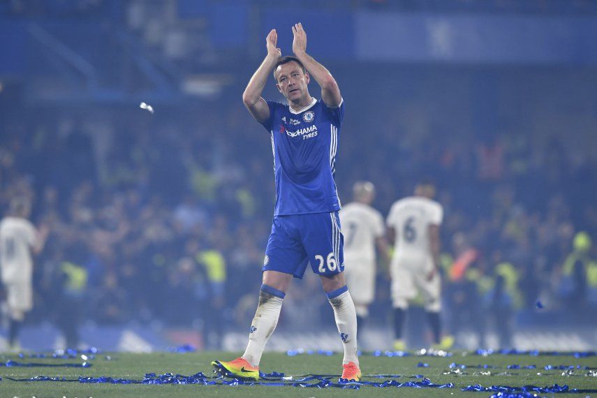 Terry anota y el flamante monarca Chelsea se impone