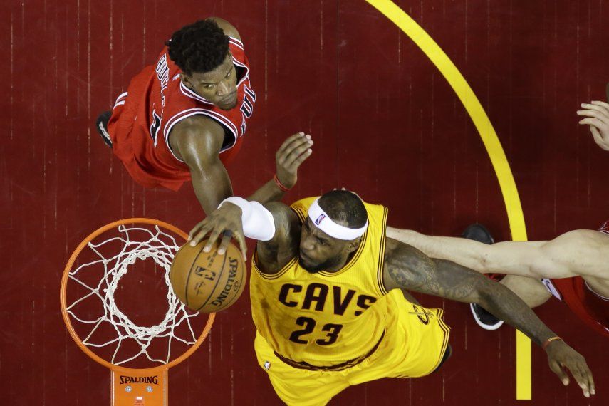 LeBron aporta 33 puntos y Cavaliers empatan serie ante Bulls