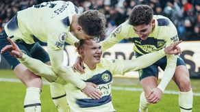 Erling Haaland mantiene al Manchester City en la batalla por la Premier