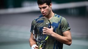 Carlos Alcaraz abandona por lesión los cuartos de final en París