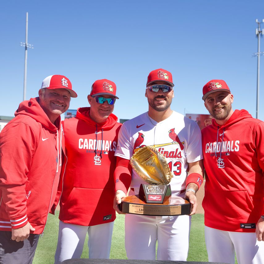 Coclesano Leonardo Bernal recibió su guante de oro de Ligas Menores