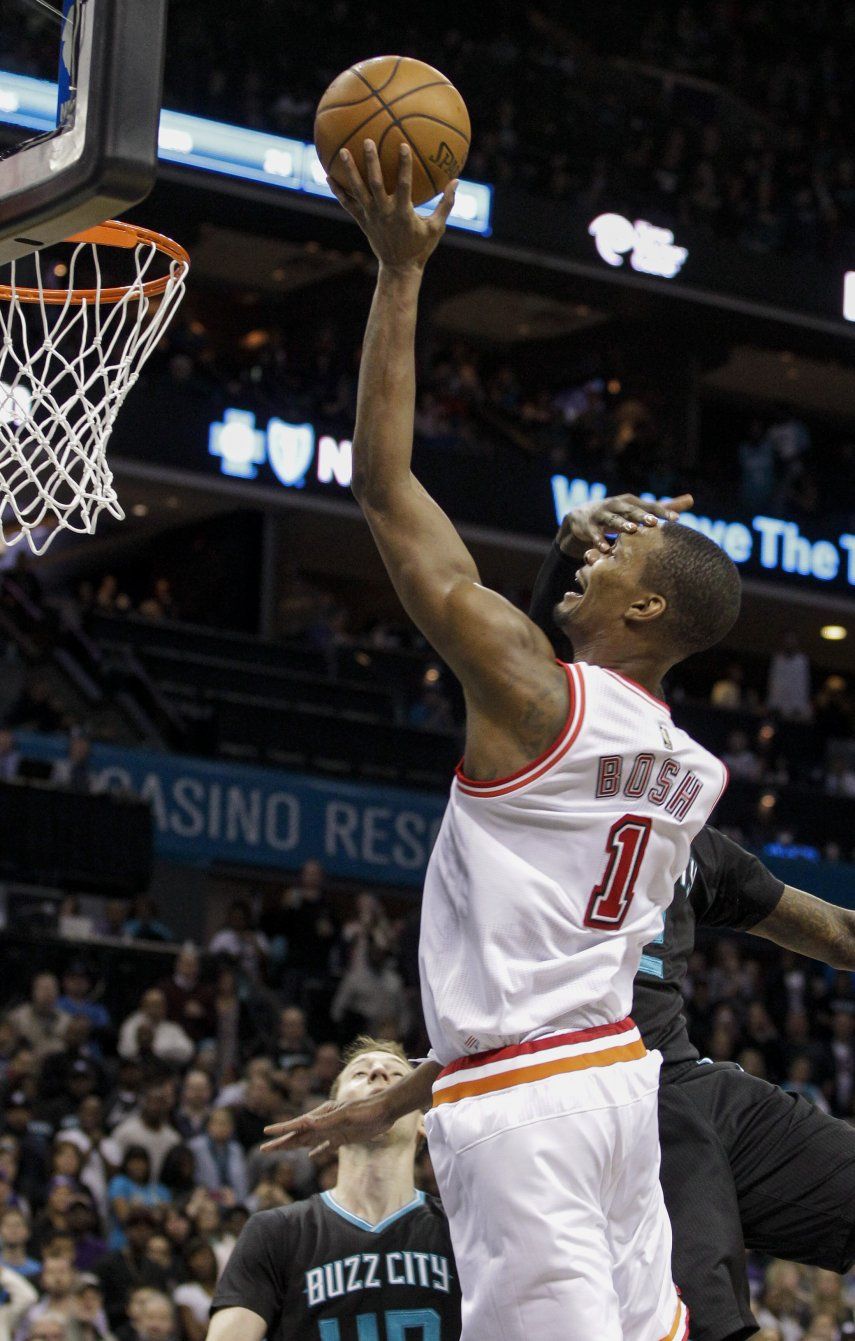 Whiteside aporta triple doble; Heat vence a Hornets