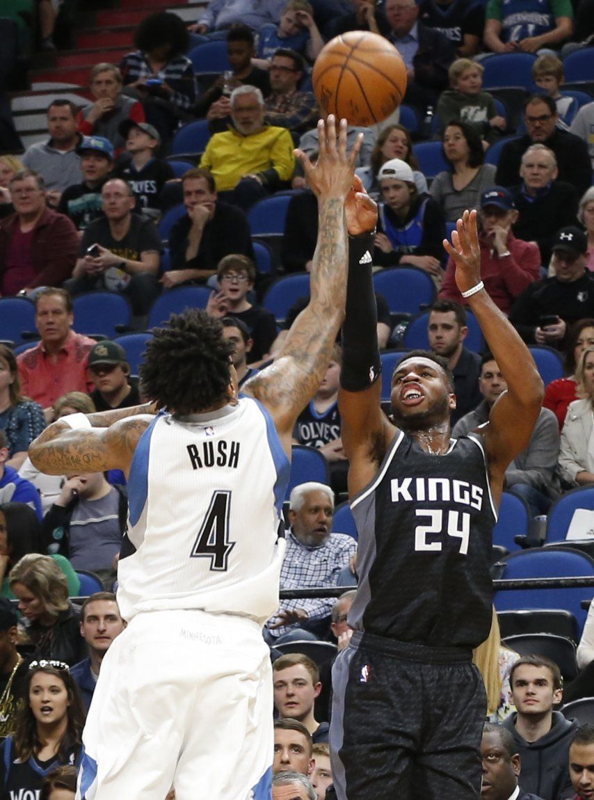 Hield y suplentes de Kings superan a los TWolves