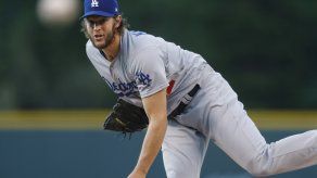 Kershaw resuelve problemas; Dodgers doblegan a Rockies