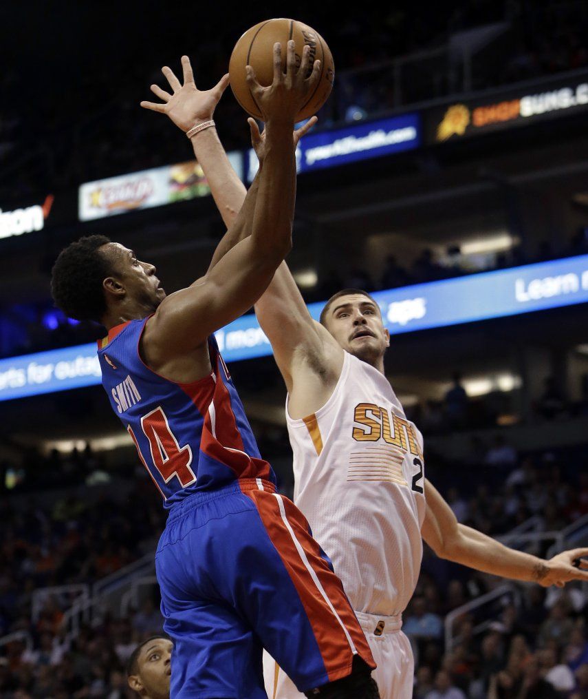 Bledsoe, Dudley lideran a Suns sobre Pistons 105-99