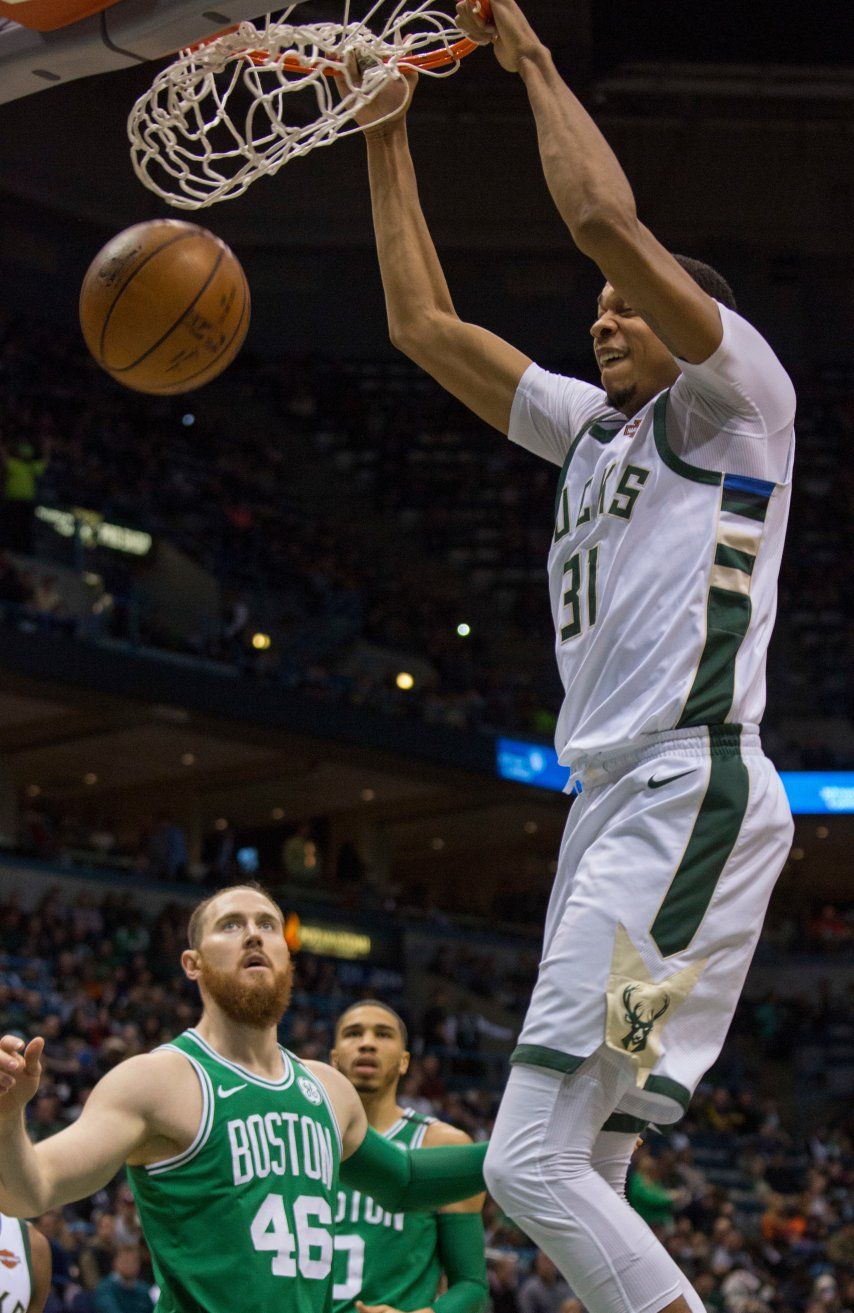 Bucks se acerca a playoffs con triunfo sobre Celtics
