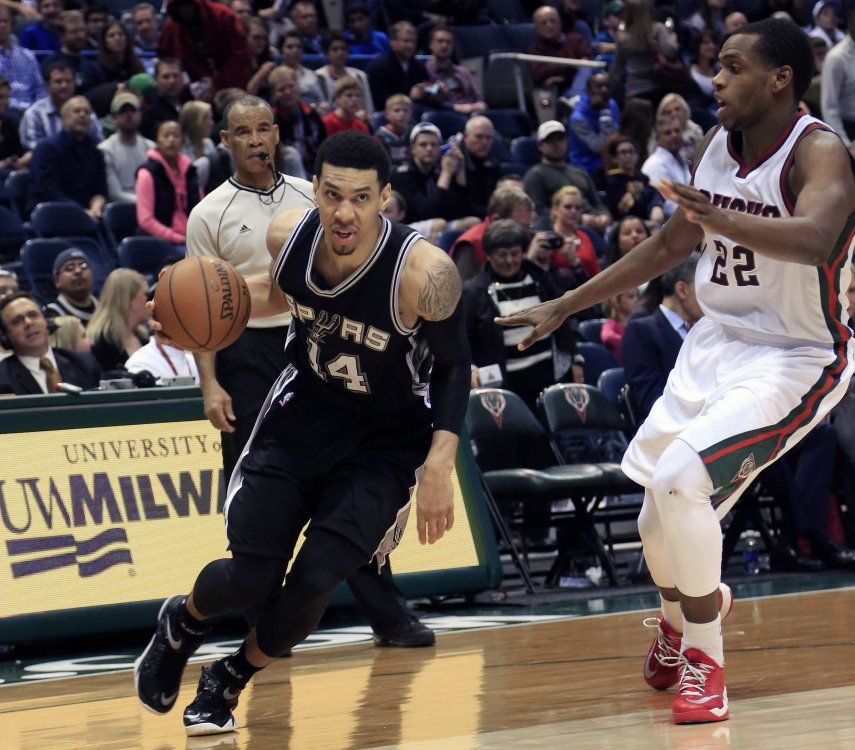 Green aporta 20 unidades y Spurs remontan ante Bucks