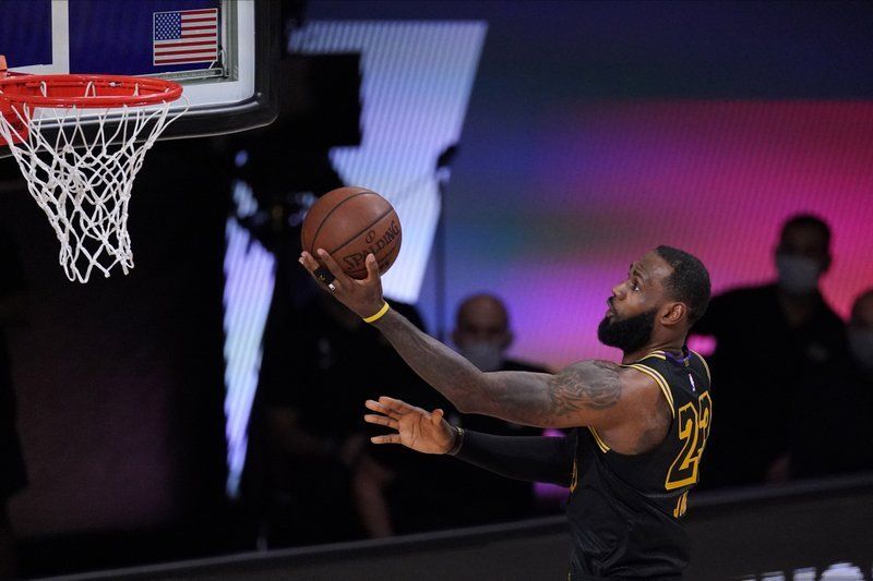 LeBron James y Anthony Davis anotan 62 puntos y Lakers empatan serie