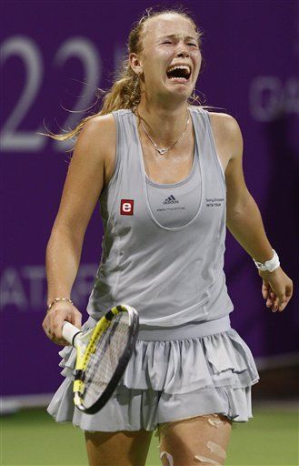 Wozniacki supera calambres para derrotar a Zvonareva