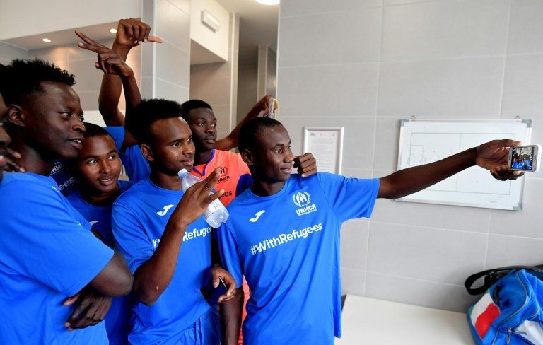 Antiguas estrellas del calcio participan en partido a favor de refugiados