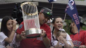 Alex Cora recibido con júbilo en Puerto Rico
