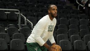 NBA: Khris Middleton vuelve a entrenar luego de sus molestias en la rodilla