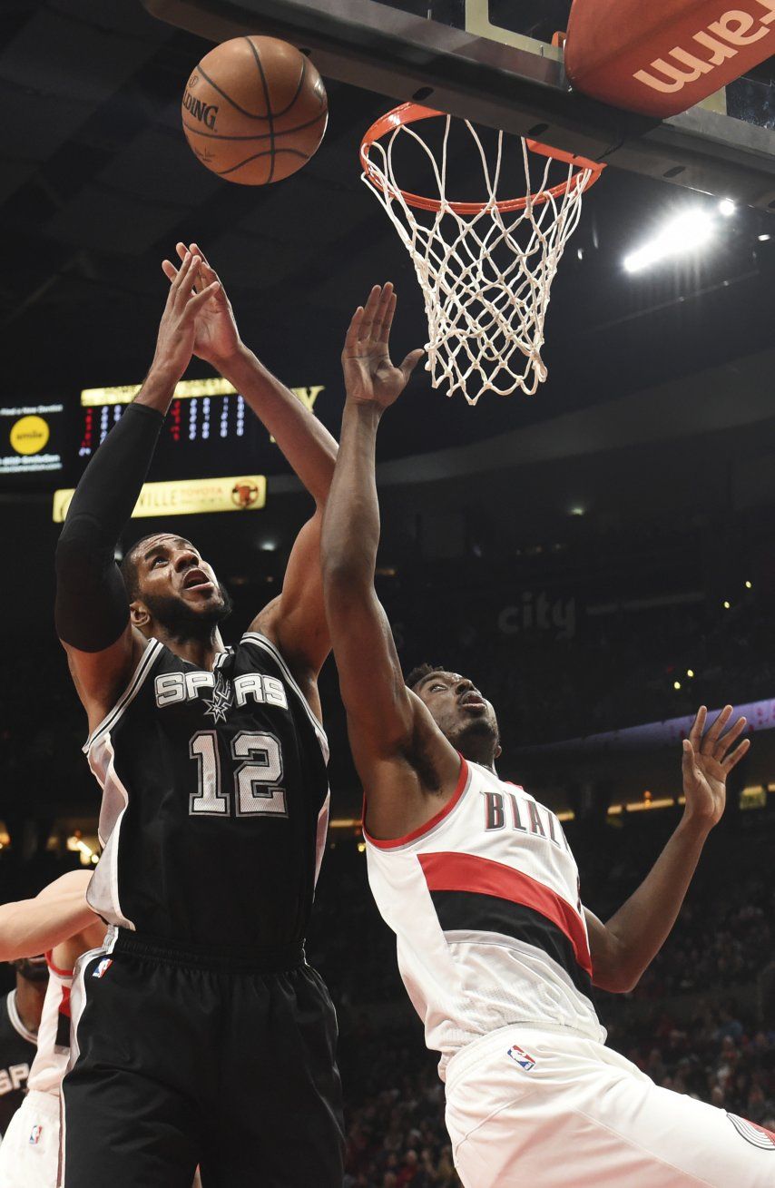 Leonard anota 33, Spurs se imponen 110-90 a los Blazers