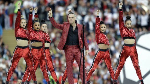 Robbie Williams hace gesto obsceno en Rusia