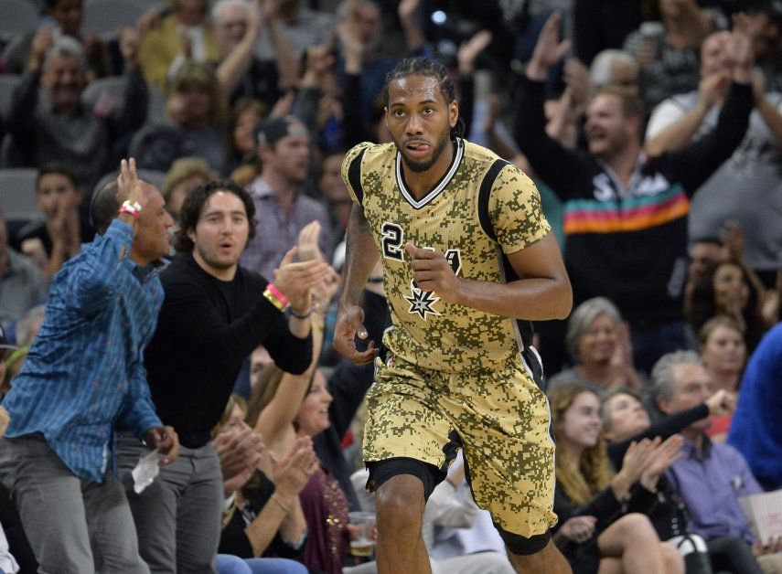 Leonard anota 23, Spurs vencen a Hornets
