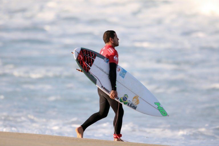 Adriano de Souza, el chico que surfeó desde la favela a la cima del mundo
