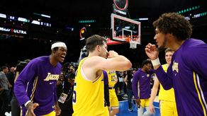 Los Lakers ganan a los Timberwolves con Reaves de heroe