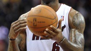 James acalla abucheos en Cleveland con 38 puntos contra Cavaliers