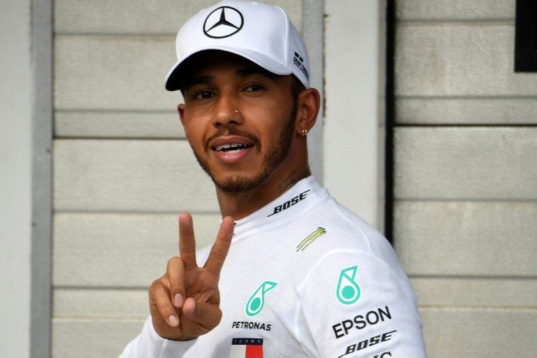Lewis Hamilton logra la pole bajo la lluvia en Hungría
